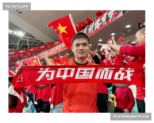 国足凌晨归国依旧迎接热烈 部分球迷索要签名展现热情